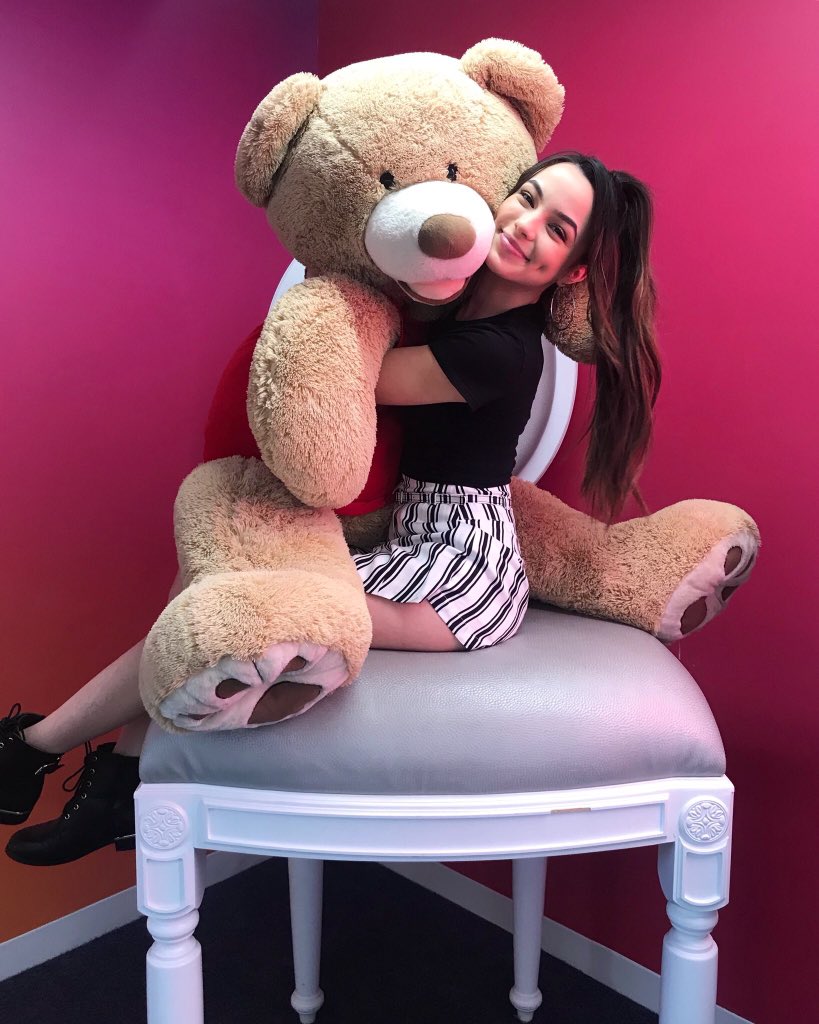 twicesnmntzk's tweet image. #TeenChoice #ChoiceFemaleWebStar @MerrellTwins wishing Nessa can hug all twinners like this