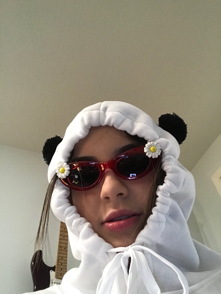 twicesnmntzk's tweet image. #TeenChoice #ChoiceFemaleWebStar @MerrellTwins Let’s give our girls the surfboard they deserve