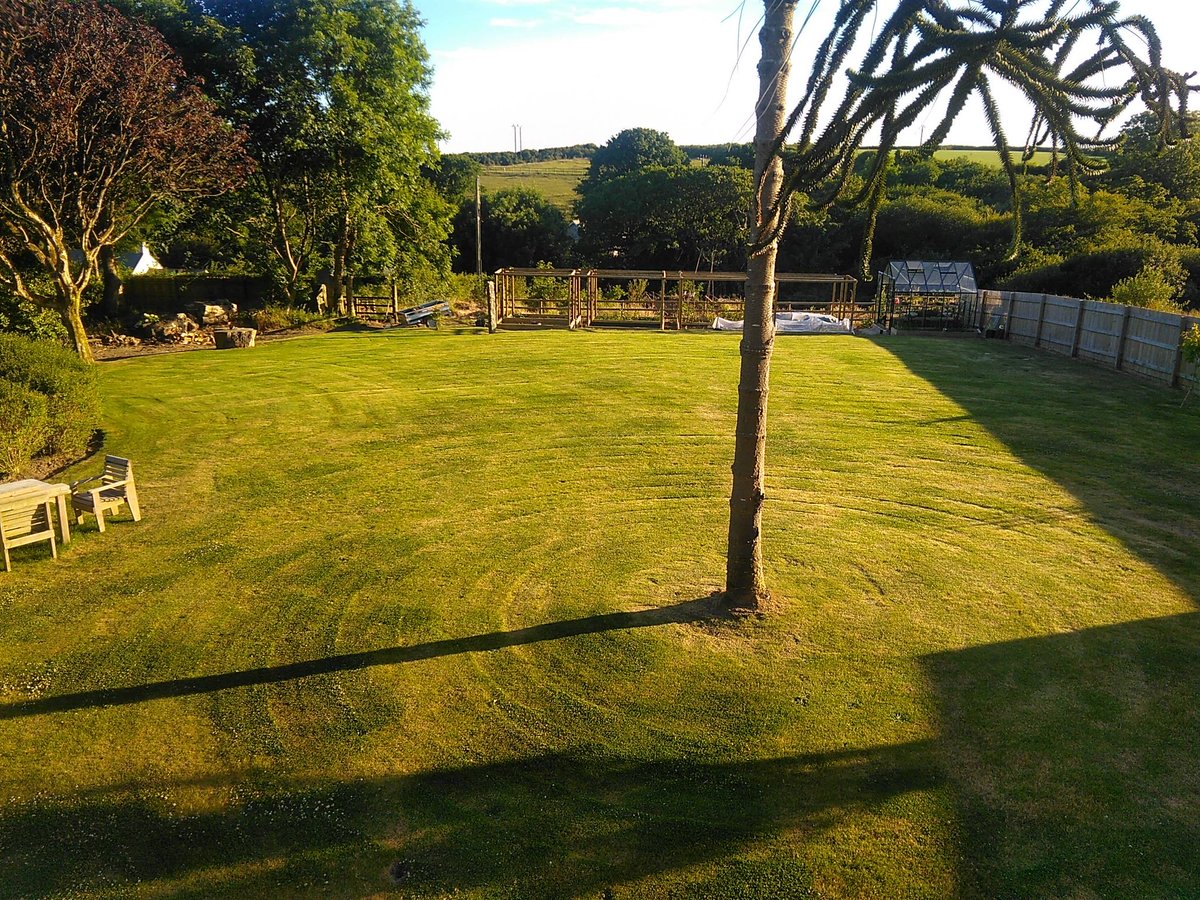 HKJustinLees's tweet photo. Today I went round in circles. Then I mowed the lawn #dizzyrascal #JohnDeere https://t.co/HRdEIhNGAd