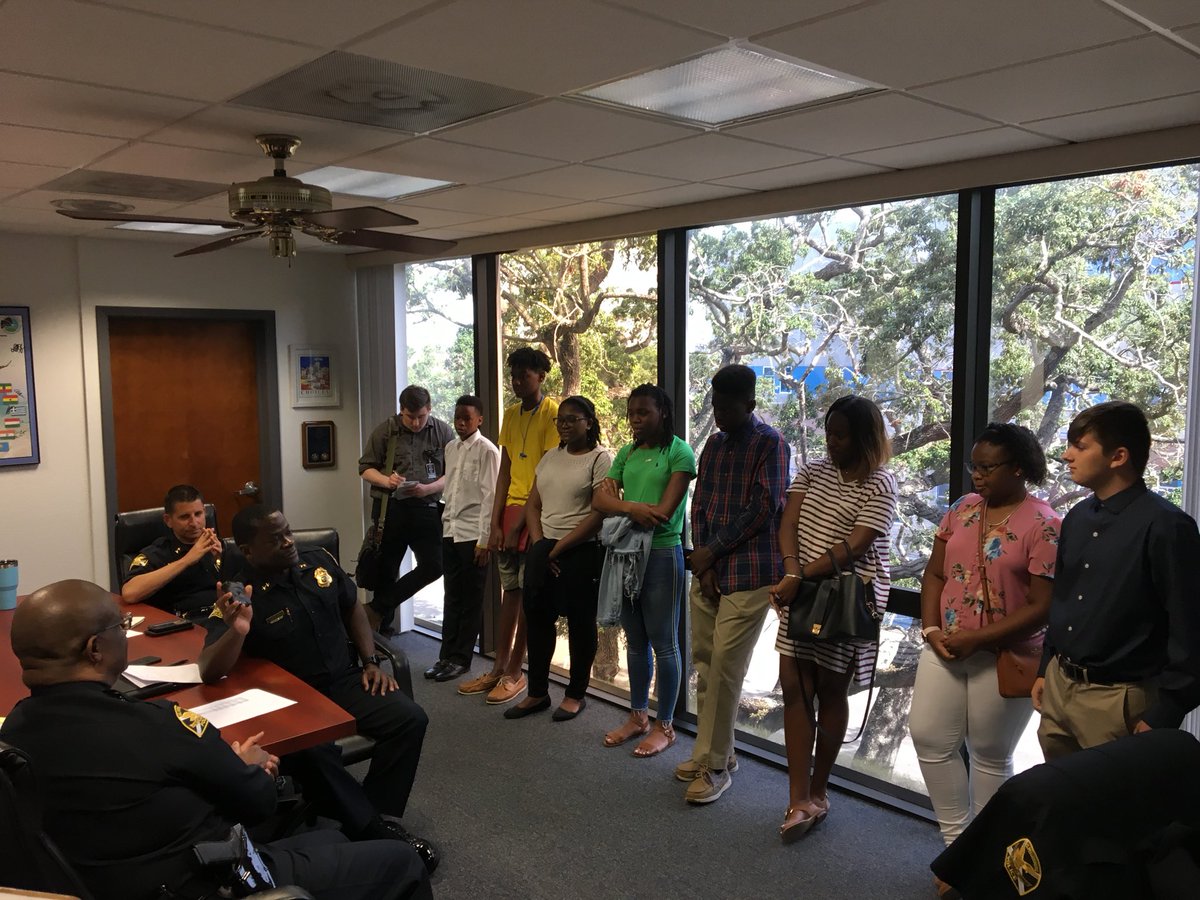 StPetePD's tweet photo. Thanks @StPeteFL interns for visiting us at SPPD today!
We enjoyed engaging you in meaningful conversation.
#buildingbridges #greatconversations #promotingunderstanding
#higherlearning https://t.co/KjrejhmWRm