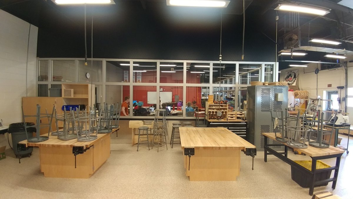 LIMakerFest's tweet image. Mineola HS "Fab Lab" hosting kidOYO this summer @CodeMakeOwn @mineolahs Impressive display of learning tools for makers! Leaders lead. #FailForward Building skill-based capacity into our future workforce! #codeLI We're not all having the same experience.. #diversity #selfLed #OYO