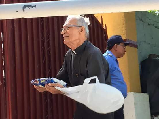 angehern90's tweet photo. “Hemos venido a este mundo como hermanos; caminemos, pues, dándonos la mano y uno delante de otro”. William Shakespeare
Sacerdote sale del Seminario  a compartir galletas con los policías #NicaraguaQuierePazYSeguridad @OEA_oficial @Almagro_OEA2015 https://t.co/INQU95xVlE