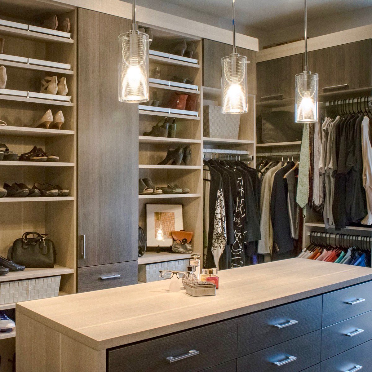 caclosets's tweet photo. #top10designs of 2017, No. 2: Starting over with only two pieces of furniture, these empty nesters maximized every inch of their new space. https://t.co/nTqylP8ZAn https://t.co/238dRrpdjt