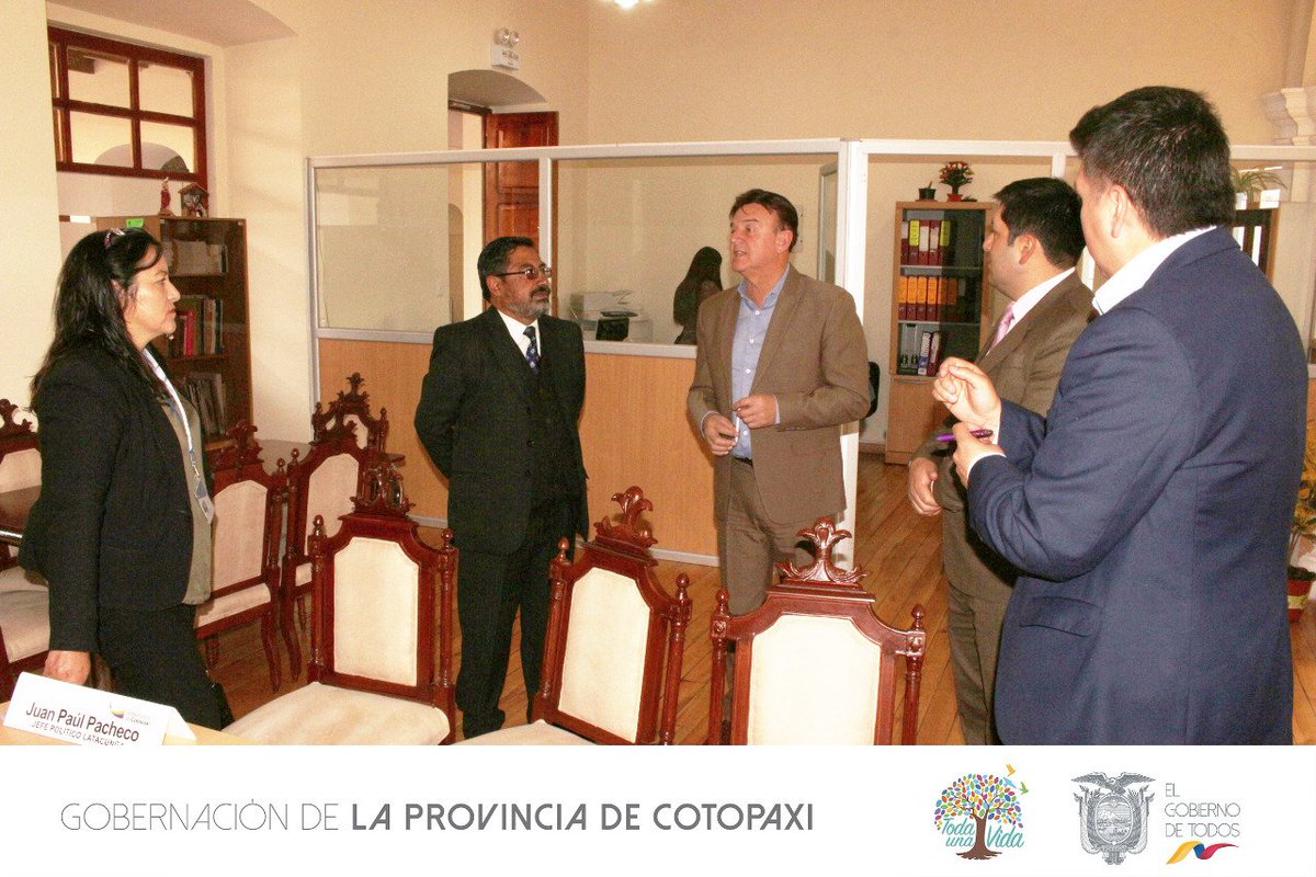 Gober_Cotopaxi's tweet photo. Trabajar por los niños y niñas de nuestra provincia siempre será nuestra prioridad. @HectorGon35, Gobernador de Cotopaxi, en reunión  con Darwin Semanate, rector de la  Unidad Educativa Catorce de Julio. Se proyectan acciones en beneficio de  la niñez. https://t.co/ZCJgAccUJy