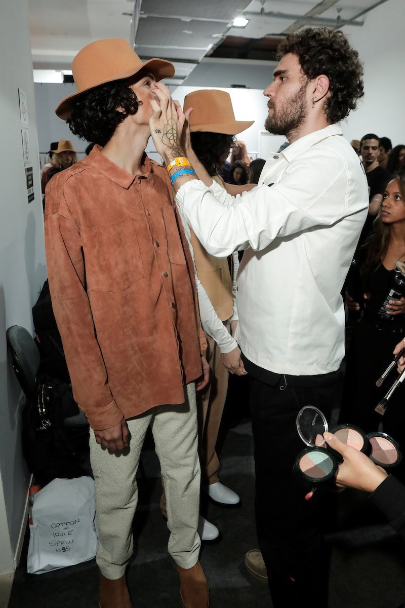 SPFW's tweet photo. Backstage do desfile da Cotton Project no #SPFWN45💥

#SPFW
#cottonproject https://t.co/1KIwvdIbnm