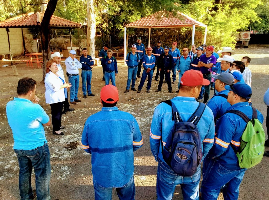 Yo no voy a privatizar nada! Vamos a hacer un análisis de cómo hacer una mejor administración, como debe ser, libre de corrupción y con total transparencia. Reunión con personal de parques y jardines municipales. Escuchando sus propuestas para mejorar las condiciones de trabajo.
