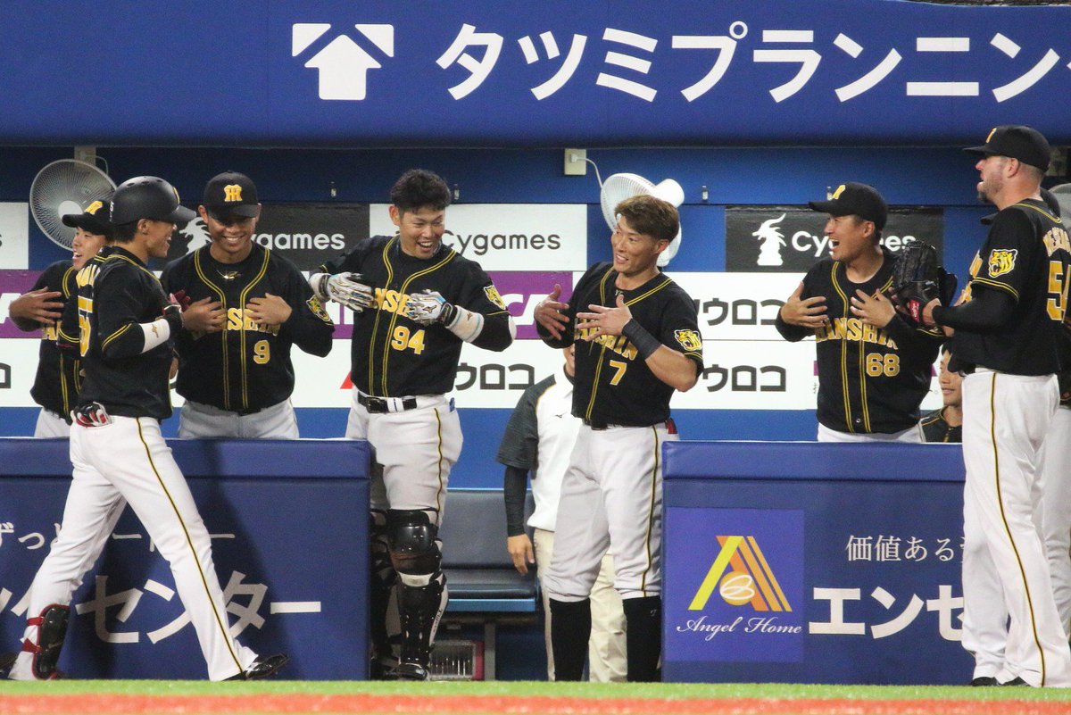 haruko_opikko's tweet photo. 陽川くんホームランのときの中谷くんと鳥谷さんの表情の高低差とベン��の総ゴリラ化をお楽しみください…😇😇😇
糸井さんのゴリラのクオリティ…← https://t.co/zFBWO2okUY