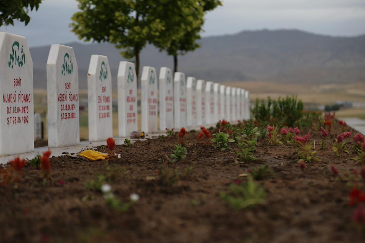 m_eminyildirim's tweet image. Bugün 26 Haziran ve bugün günlerden Susa
Bir yaz gecesi, vakit yatsı vakti
Şehadete susayan yiğitler namazda
Zalimler ise pusuda
Güller açacak camide
Birer birer kızıla boyanacak laleler
İzzet, zillete boyun eğmeyecek!
Ve mazlumlar uhrevî rızıklarına kavuştukları için sevinecek!