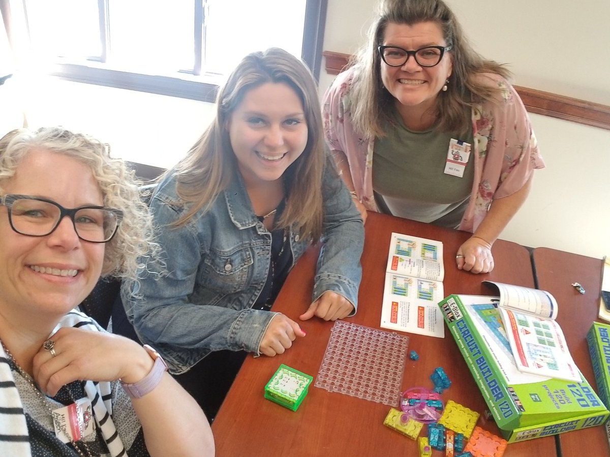 Yup....that's an FM radio circuit we built at #MakerspaceBootcamp. Success!😁 <a href="/myeblox/">E-Blox®</a>