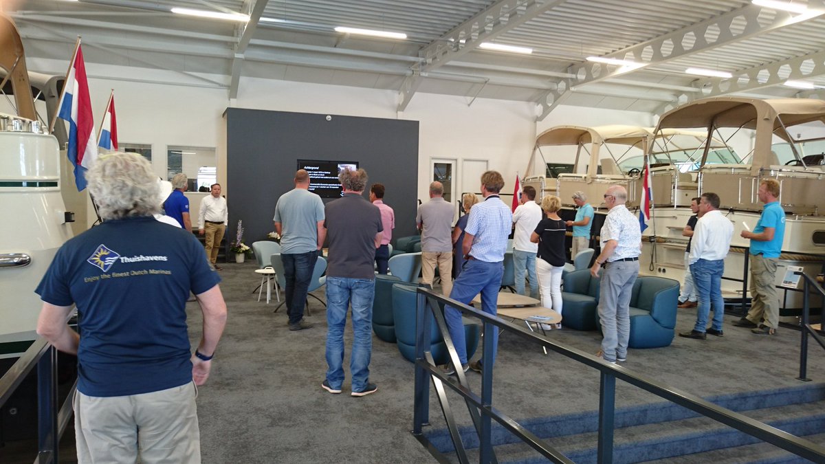 Hiswa leden bezoeken de nieuwe showroom van Jonkers Yachts tijdens ledenbijeenkomst Delta bij marina Port Zelande