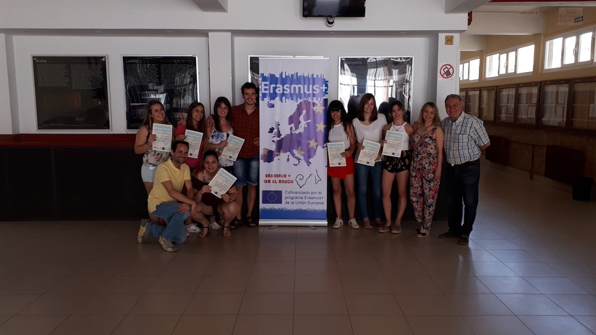 ElGreco_Erasmus's tweet photo. Hoy nuestro director ha recibido a nuestr@s Erasmus y les ha hecho entrega de un diploma que acredita su movilidad. #ErasmusPlus, #erasmus, #ErasmusIESElGreco https://t.co/3IREf6ACuN