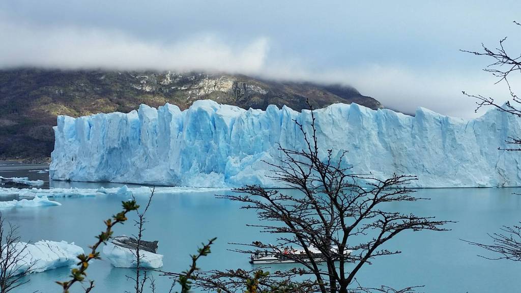 GraveChiche's tweet photo. Le Perito Moreno, mur de glace vivant https://t.co/8AJNmVo3wt https://t.co/3enq8uln47