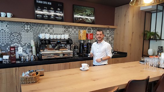 Nestle_es's tweet photo. ¿Quieres saber cómo elaborar los mejores cafés #espresso de la ciudad? #Procafé acaba de inaugurar en Madrid su nuevo Espacio de Formación para Baristas https://t.co/RKVhfyrFmT https://t.co/jdAyHMnjNI