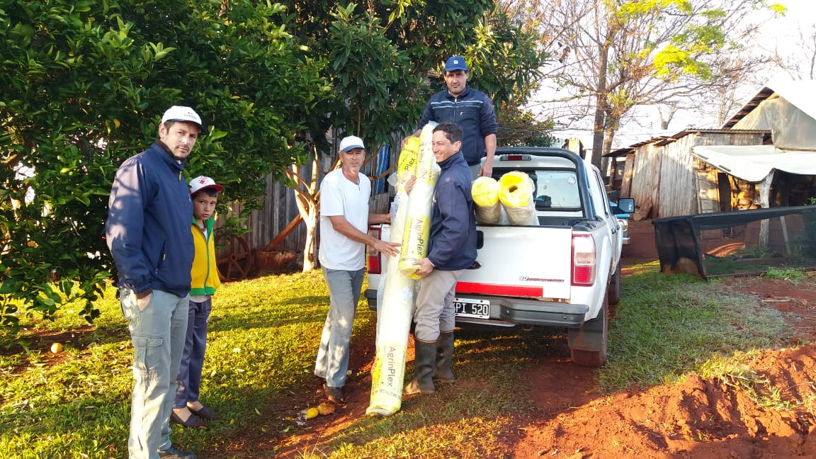 safmisiones's tweet photo. Entrega de plásticos para invernáculos junto a @IFAIMisiones para el fortalecimiento de la producción hortícola 🌽🥦👨🏼‍🌾 en Ruiz de Montoya, Garuhapé y Yacutinga.

@FelipeCrespo45 @hardiesanti https://t.co/9H7vsPlsSH