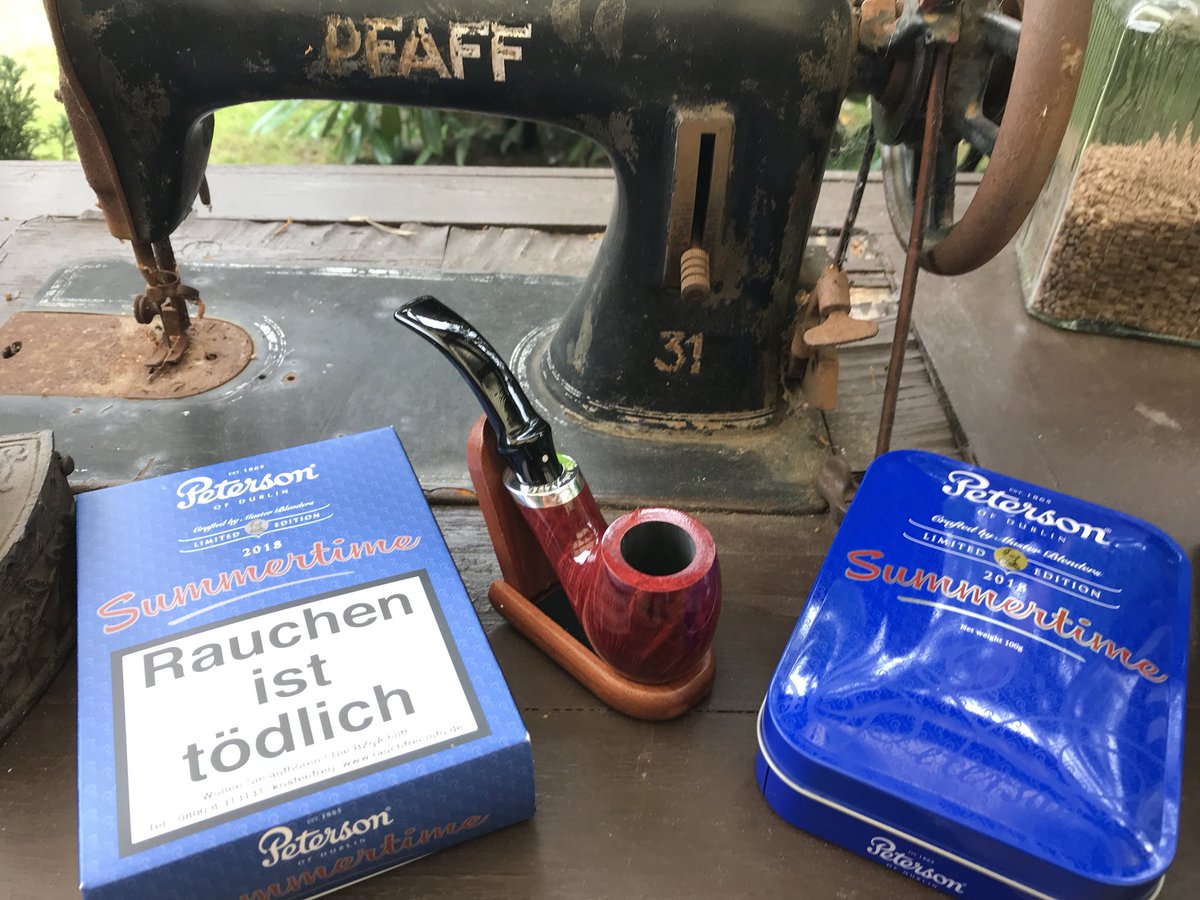 GerdKebschull's tweet photo. *Peterson Summertime*
Sehr cool, Aufschrift auf Hülle, Dose ohne!
170 Jahre Vauen
#peterson
#pipeTobacco
#petersonSummertim
#vauenpipes
#timeForAVauen @pt_mag @AboutTobacco @TobaccoPipes @thetobaccopipe @TABAK_KONTOR_de @Vauen_Pfeifen @alles_andre https://t.co/WFzFd7ZOwc