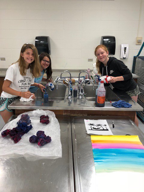 AppletonSchools's tweet photo. @wilsonraiders summer school students are busy making wigglebots, bridges, tie-dye t-shirt’s, puppy-chow and memories!

#AASDSummerLearning https://t.co/9r0vcboUQS