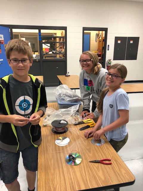 AppletonSchools's tweet photo. @wilsonraiders summer school students are busy making wigglebots, bridges, tie-dye t-shirt’s, puppy-chow and memories!

#AASDSummerLearning https://t.co/9r0vcboUQS