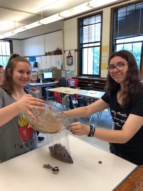 AppletonSchools's tweet photo. @wilsonraiders summer school students are busy making wigglebots, bridges, tie-dye t-shirt’s, puppy-chow and memories!

#AASDSummerLearning https://t.co/9r0vcboUQS