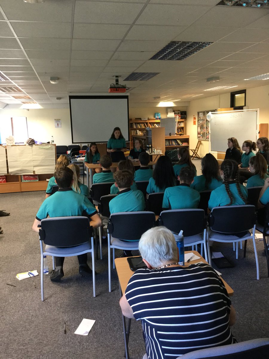 SaesnegBroEdern's tweet photo. Diolch enfawr am ddiwrnod llawn hwyl yn derbyn hyfforddiant siarad cyhoeddus @theESU Huge thanks for a fun public speaking training day #oracy #llafaredd https://t.co/chlBSpQXSc
