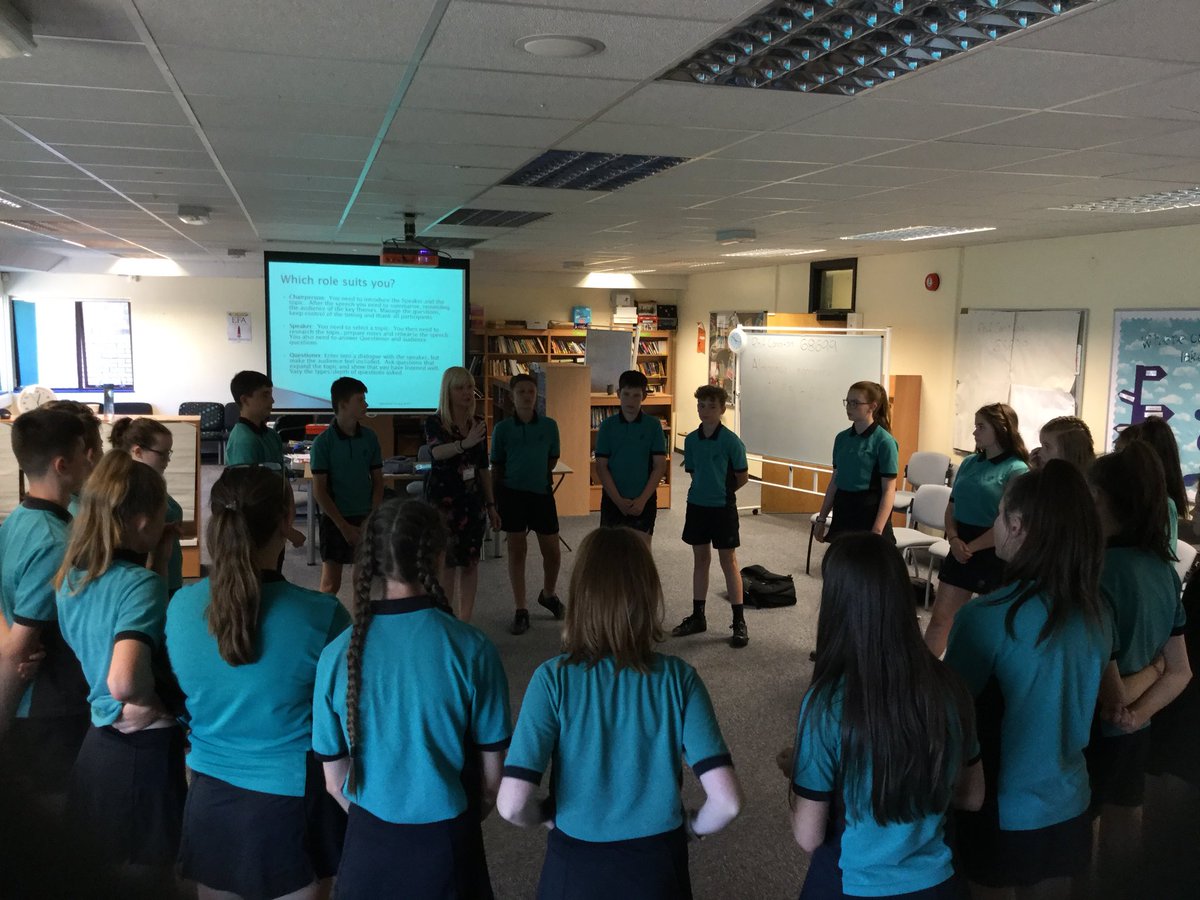 SaesnegBroEdern's tweet photo. Diolch enfawr am ddiwrnod llawn hwyl yn derbyn hyfforddiant siarad cyhoeddus @theESU Huge thanks for a fun public speaking training day #oracy #llafaredd https://t.co/chlBSpQXSc