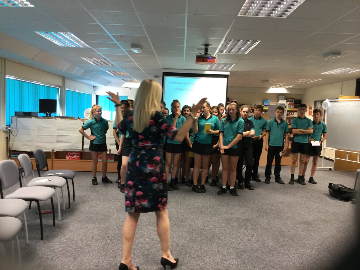 SaesnegBroEdern's tweet photo. Diolch enfawr am ddiwrnod llawn hwyl yn derbyn hyfforddiant siarad cyhoeddus @theESU Huge thanks for a fun public speaking training day #oracy #llafaredd https://t.co/chlBSpQXSc