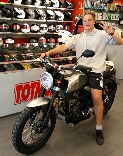 TotMotoBcn's tweet photo. Aquí en Daniel amb la seva nova Rieju Century! 🔥
I a vosaltres, què us sembla aquesta moto? 😉
Gaudeix-la molt! ✌ https://t.co/aWBmMM1Bwi