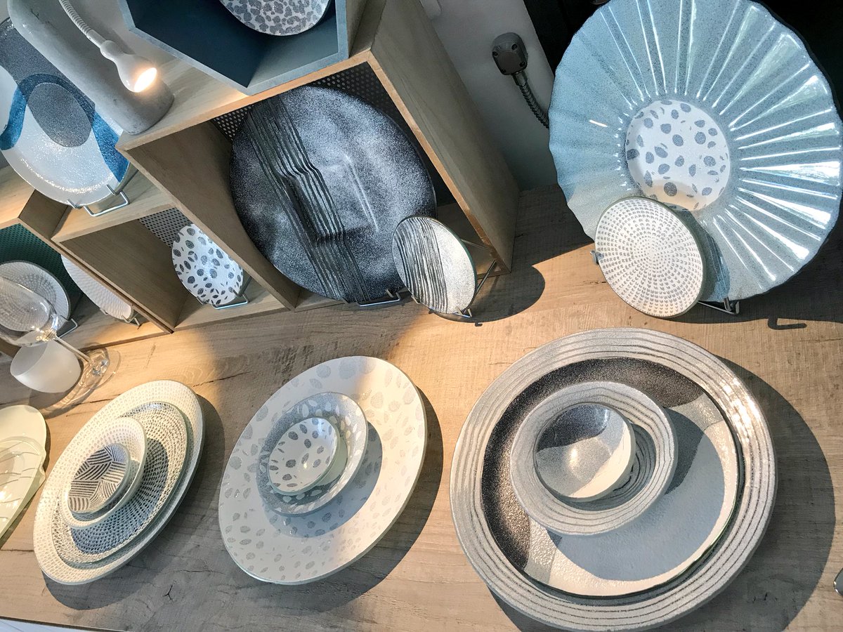 Visite chez nos #ambassadeurs ✨ :
➡️ Cléa et Manon Malbezin sont 
LES DEMOISELLES D’ANJOU installées depuis bientôt 2 ans à Rive d’Arts. 
Artisans verriers, elles créent des assiettes et accessoires de table pour de grands chefs 🍽 #Angers 
📸 insta : @demoiselles_danjou