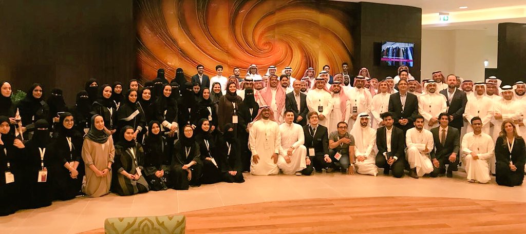 للمرة الثانية يحظى القمميون بلقاء أكثر من ٤٠ قائد وقائدة من القطاعين والعام والخاص من أعرق الشركات والمؤسسات الذين قدّموا للقمميين جلسات إرشادية منفردة وخاصة يشاركون فيها خبراتهم وإرشاداتهم. كلمة شكراً لا تعبر عن امتناننا لدعمكم. #برنامج_قمم