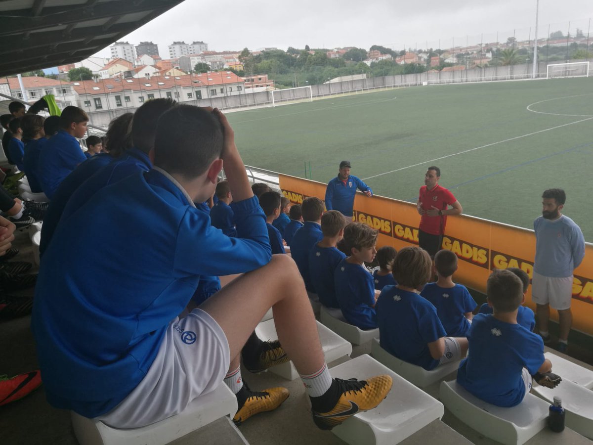 SD_Compostela's tweet photo. Imaxes da segunda xornada do III Campus de Verán da SD Compostela coa visita de Óscar Martínez Santos, árbitro de Segunda B. Foi unha gran xornada na que temos que agradecer a Lambonadas o regalo dunha mochila con gominolas #CampusCompos https://t.co/sw5QBdN3X0