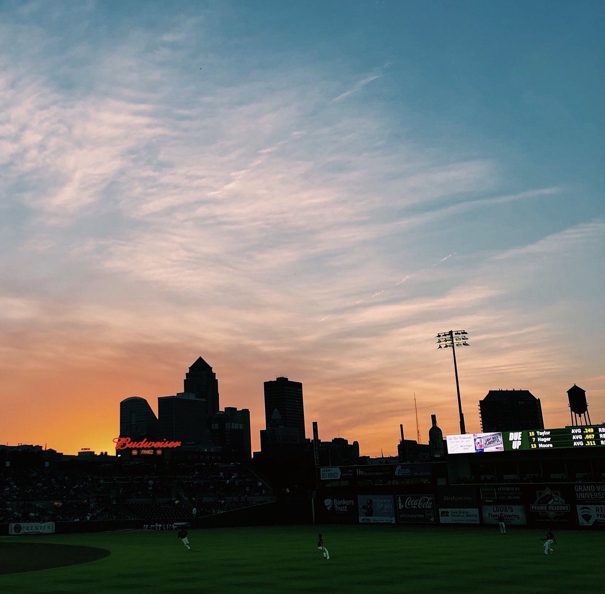paigetweeted's tweet photo. #sunsethunting #sportsball @iowacubsevents https://t.co/8cx5NTZC4L