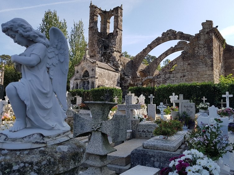 Las ruinas de la iglesia de Santa Marina se encuentran situadas sobre la falda del monte de A Pastora, en las afueras de Cambados, y constituyen uno de los monumentos más emblemáticos del Salnés. #osalnes