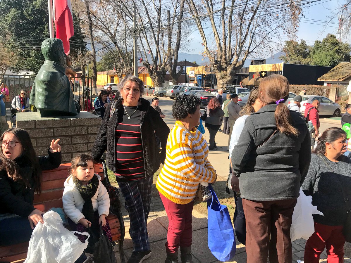 OlmueComunica's tweet photo. Estamos a minutos de iniciar la entrega de kiwis de exportación y naranjas en el frontis de la Municipalidad. Aún puedes llegar, te estamos esperando. https://t.co/p5MBCg6ual