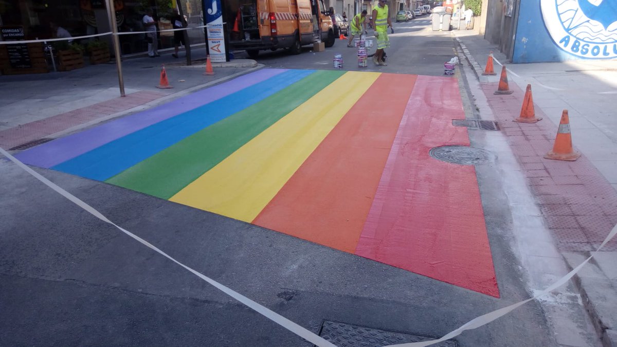 ICVilanova's tweet photo. Ens passen aquesta foto del carrer Recreo i estem com 😍  #AturemOdi28J https://t.co/2Vf72vk1Nw