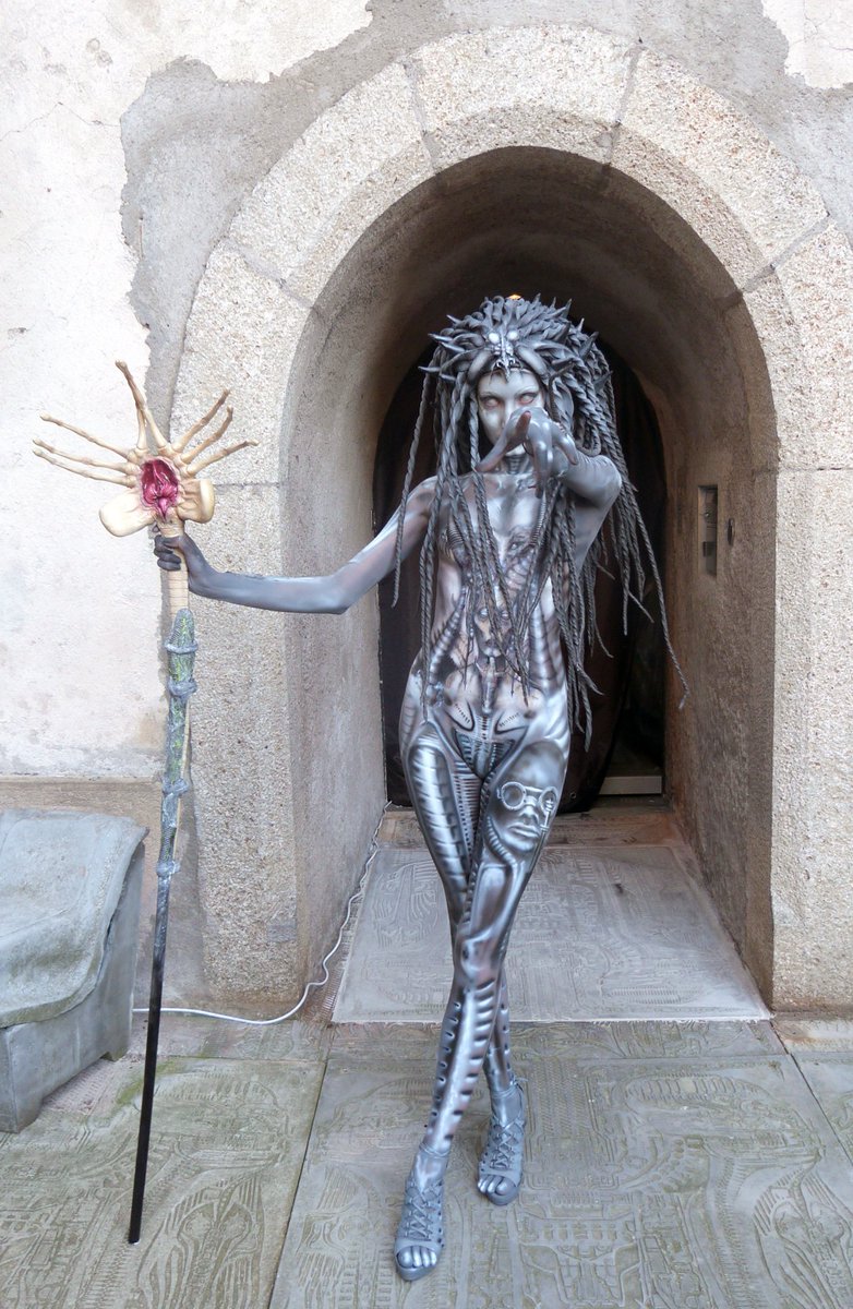 ギーガー美女とエイリアンがお散歩!? スイスのギーガー・ミュージアム