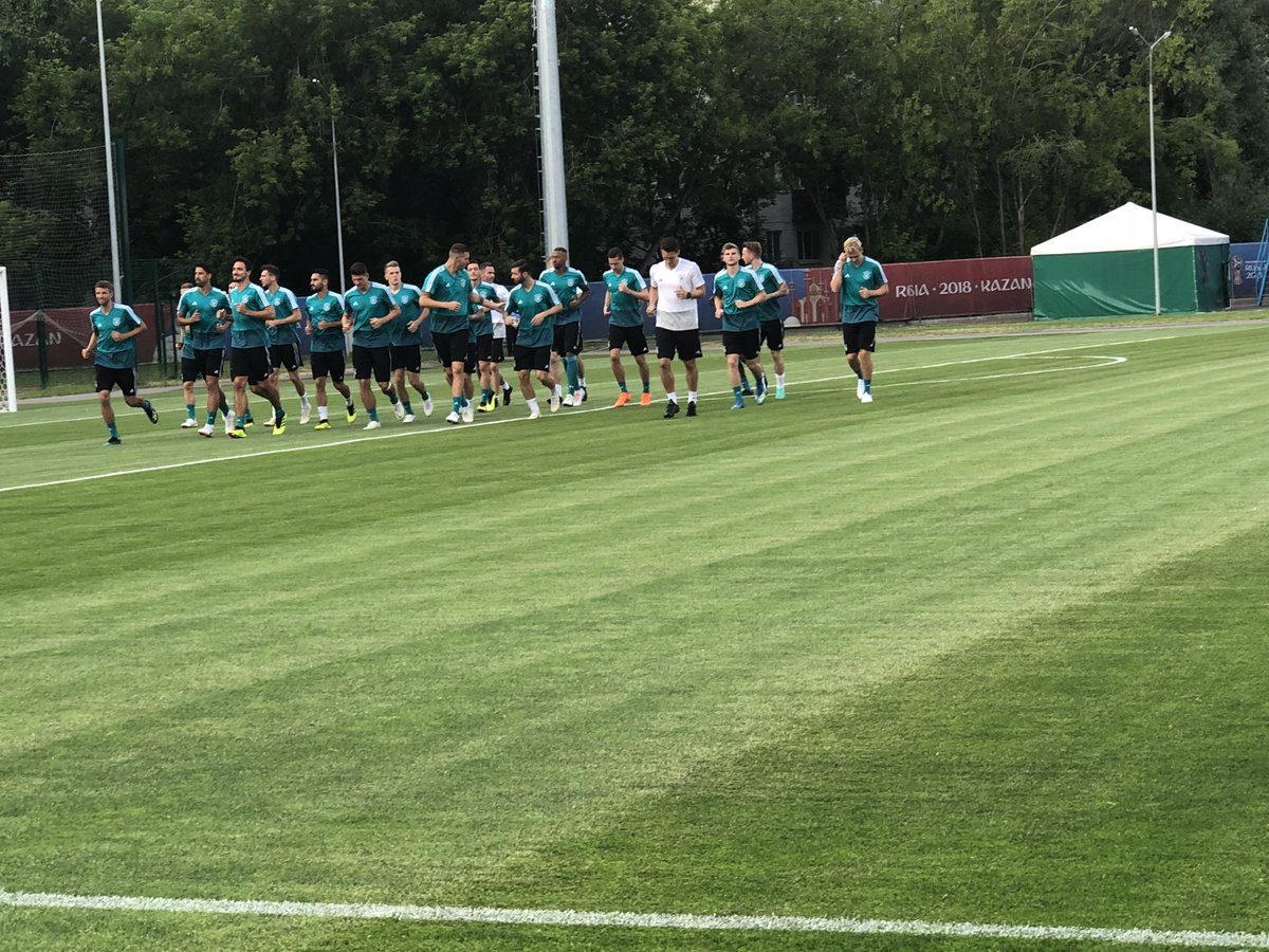 Ozzywessi's tweet photo. Der Ausweichplatz in Kasan ist ein reiner Teppich. Bis auf #rudy alle Mann mit dabei #dfb #diemannschaft #wm2018 https://t.co/3gxXzq97xo