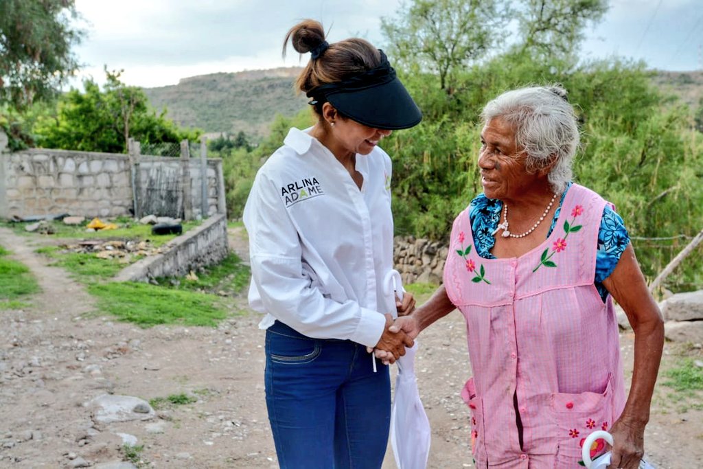 ArlinaAdame's tweet photo. De la mano de mi esposo Gustavo, recorrimos El Tunal.
Sus habitantes tienen claro que no existe más espacio para las excusas y ven en nuestras propuestas legislativas responsabilidad y compromiso con la sociedad duranguense.
Juntos lograremos #ResolverContigo. Yo, #EstoyLista. https://t.co/GUWFISM897