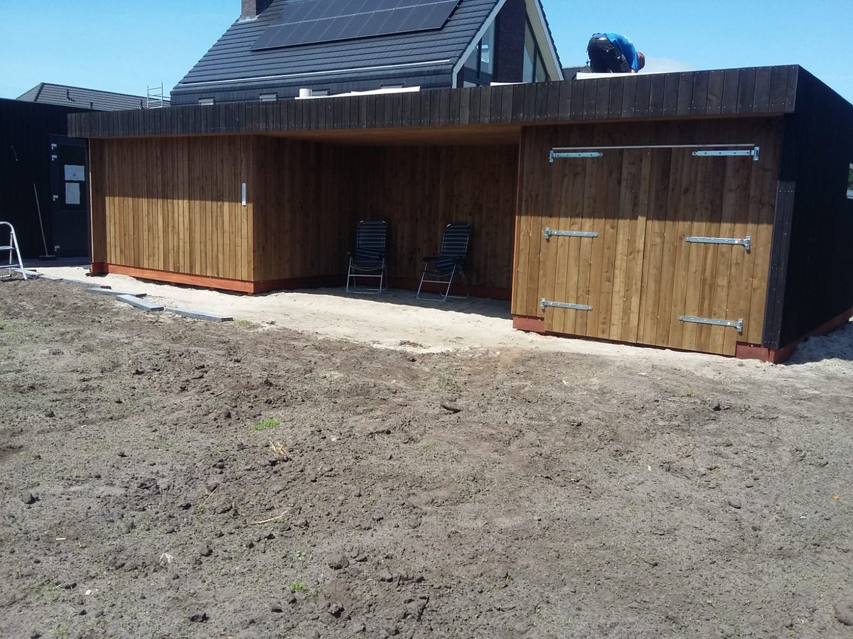 schuurtjebouwer's tweet photo. #montage geslaagd #heerenveen grote modern uitgevoerde #berging #schuur met #luifel en inpandige #veranda getimmerd van #duurzaam #larix en #geisoleerd platdak ,klaar voor #dakdekker @eddydevries30 @HoutbouwdeVries https://t.co/Vu4zCJwUu1