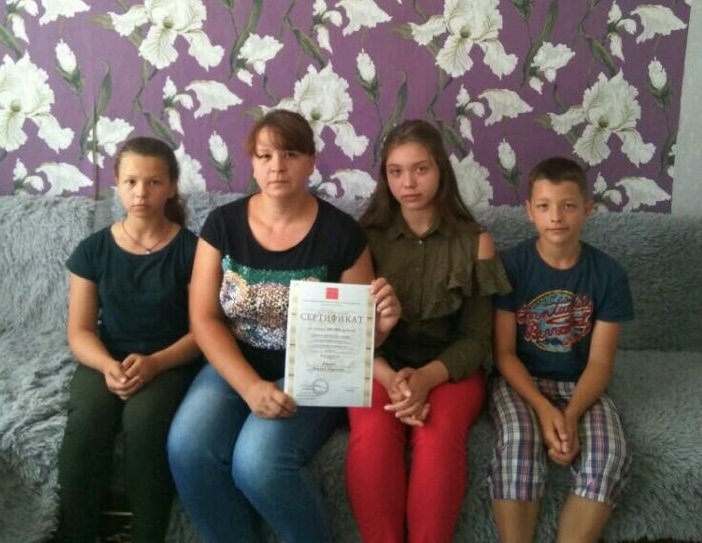 MiloserdieVo's tweet photo. Сироты погибшего ополченца получили 100 тыс. рублей от БФ «Великое Отечество» Многодетная семья погибшего добровольца из Ставропольского края получила 100 тысяч рублей. Фонд продолжает оказывать помощь семьям добровольцев, погибших на  Донбассе. https://t.co/WXNtuGePCe https://t.co/b2DqBWM38A