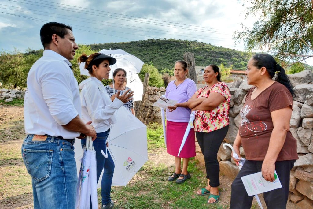 ArlinaAdame's tweet photo. De la mano de mi esposo Gustavo, recorrimos El Tunal.
Sus habitantes tienen claro que no existe más espacio para las excusas y ven en nuestras propuestas legislativas responsabilidad y compromiso con la sociedad duranguense.
Juntos lograremos #ResolverContigo. Yo, #EstoyLista. https://t.co/GUWFISM897