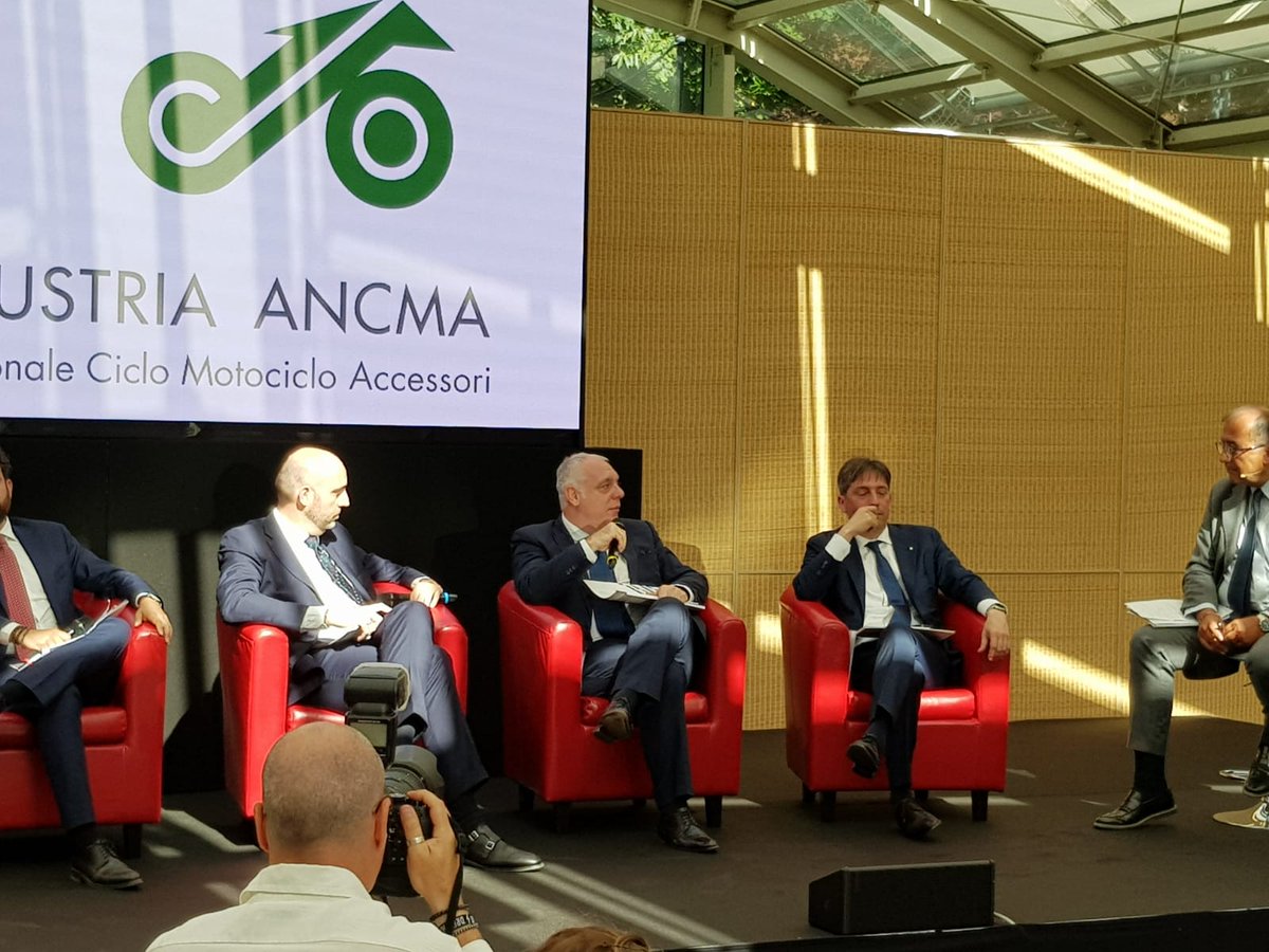 FNM_Group's tweet photo. "Sicurezza sulla rete ferroviaria garantita da 2.200 telecamere.Accordo con @polimi per nuova tecnologia con software predittivo": intervento del presidente @andrea_gibelli all'Assemblea '18 di @Confindustria #Ancma con @fabri_sala, Vincenzo Boccia,@AndreDOrto e @PierluigiBonora https://t.co/a1eeYhJ7IR