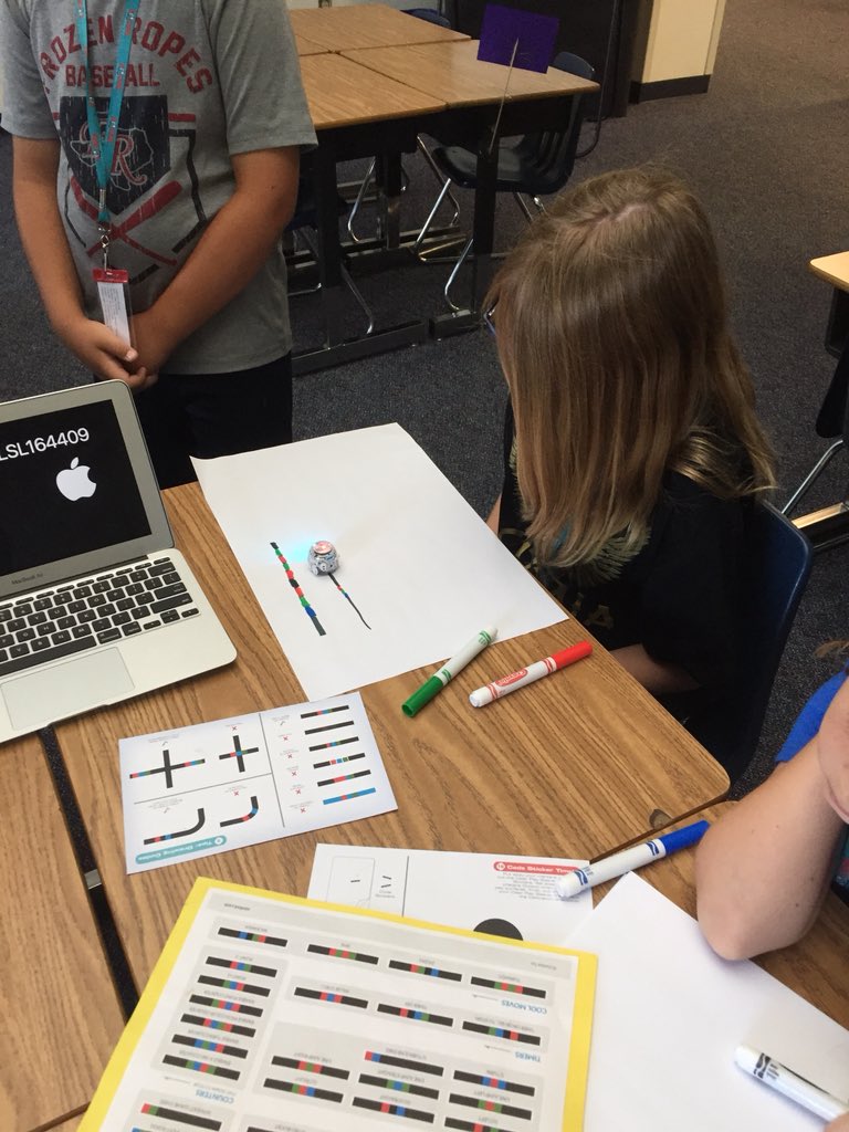 beckyscrane's tweet photo. Coding robots! •Sphero SPRK •Cubelets •Ozobot •Smart Machines #misdscope https://t.co/VWIu9L8jEa