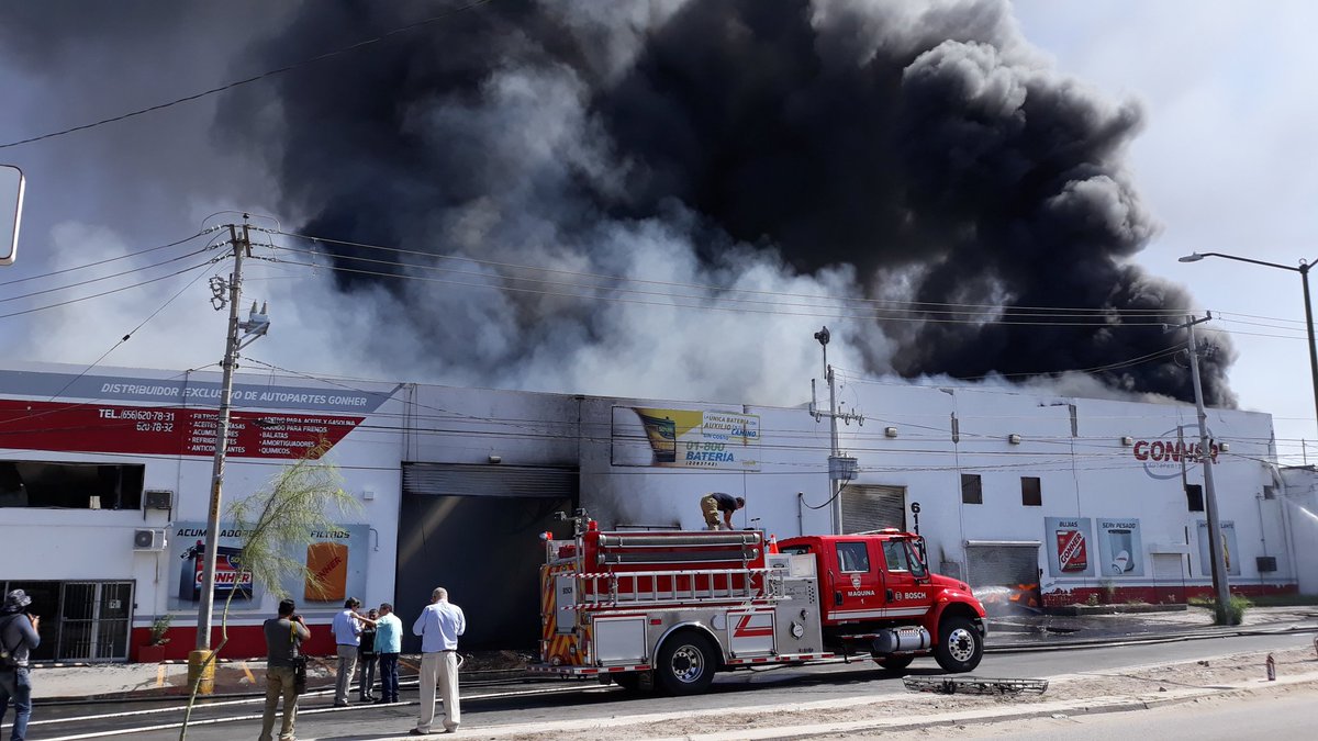 escalerakint's tweet photo. Incendio en bodega de lubricantes en Ciudad Juárez #NotiYaElPaso https://t.co/Zpr5RuwiGN