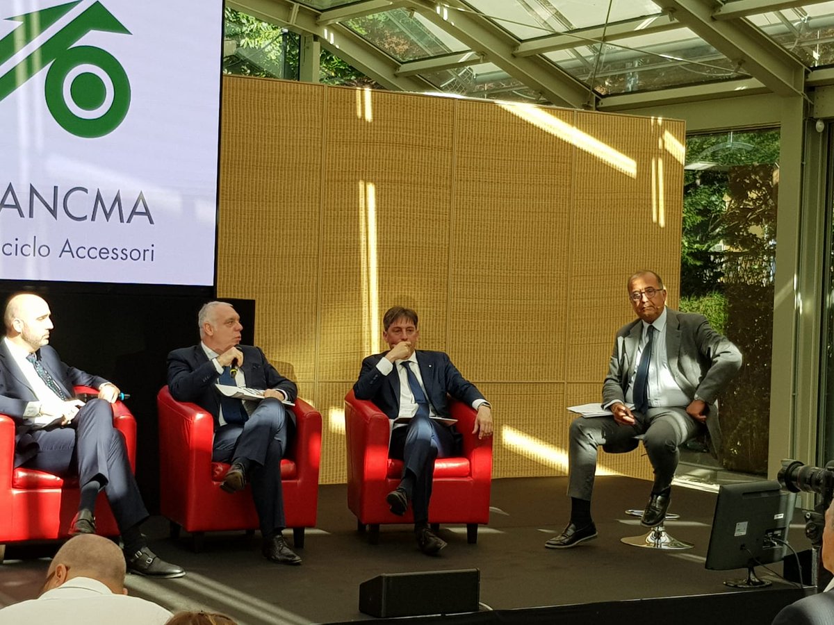 FNM_Group's tweet photo. "Nuovo ruolo delle stazioni e car sharing ecologico per una mobilità più vicina alle esigenze delle persone e più sostenibile" la chiusura del presidente @andrea_gibelli all'Assemblea '18 di @Confindustria #Ancma con @fabri_sala, Vincenzo Boccia,@AndreDOrto e @PierluigiBonora https://t.co/HtvUn4W9nE