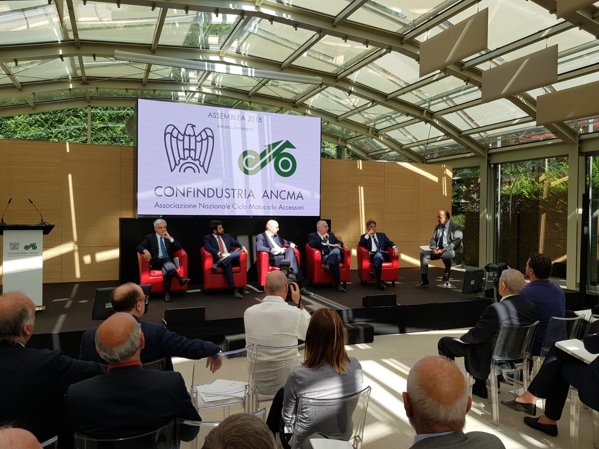 FNM_Group's tweet photo. "Nuovo ruolo delle stazioni e car sharing ecologico per una mobilità più vicina alle esigenze delle persone e più sostenibile" la chiusura del presidente @andrea_gibelli all'Assemblea '18 di @Confindustria #Ancma con @fabri_sala, Vincenzo Boccia,@AndreDOrto e @PierluigiBonora https://t.co/HtvUn4W9nE