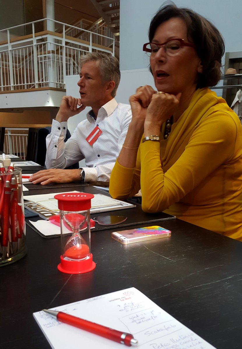 Pitchen blijft spannend, vooral met de <a href="/LaRedNetwerk/">La Red</a> 1 minuut zandloper! De 26e open coffee #vriendenvanLaRed was weer een unieke gelegenheid om - veilig - flink te oefenen.
Met <a href="/MariekeBlok/">Marieke Blok</a>, Erika Lunsche, <a href="/wimverschoor/">Wim Verschoor</a>, <a href="/miekeroth/">Hacked by Zahid</a> en @lizzydewilde zie: lared.nl/vrienden-la-re…