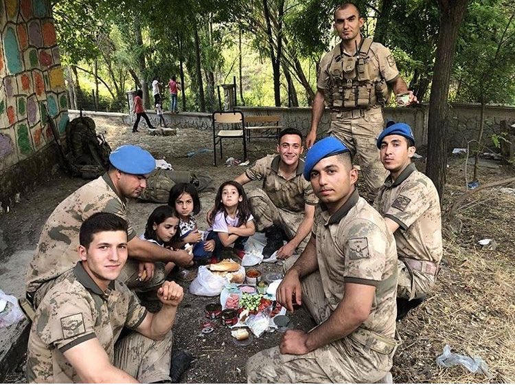 TrBirilerivar's tweet photo. Bir ordunun içinde çocuklar gülüyorsa bilinki bu TÜRK ordusudur.. https://t.co/WZoC8JXb6s