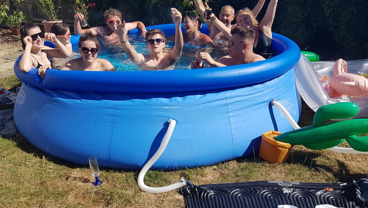 SussexHannah's tweet image. After working all weekend we're  enjoying a BBQ (paddling) pool party listening to @ronnieherel #MiDrive on #Misoul Radio @MiSoulTweets #Shorehambysea