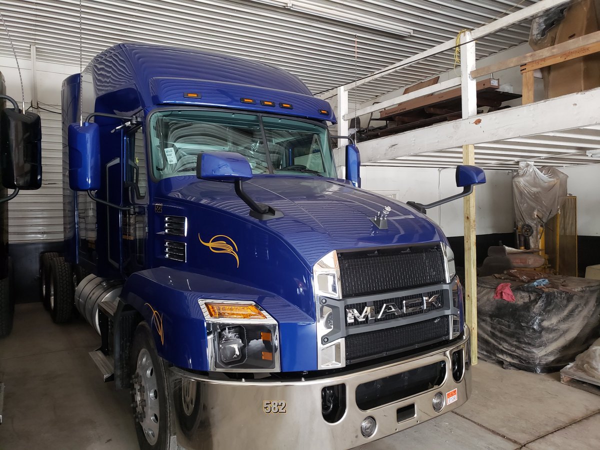 wwsellcorp's tweet photo. Got some new toys in the yard ready to go!!  @hellbenthagen @MackTrucks https://t.co/E224lklwEB
