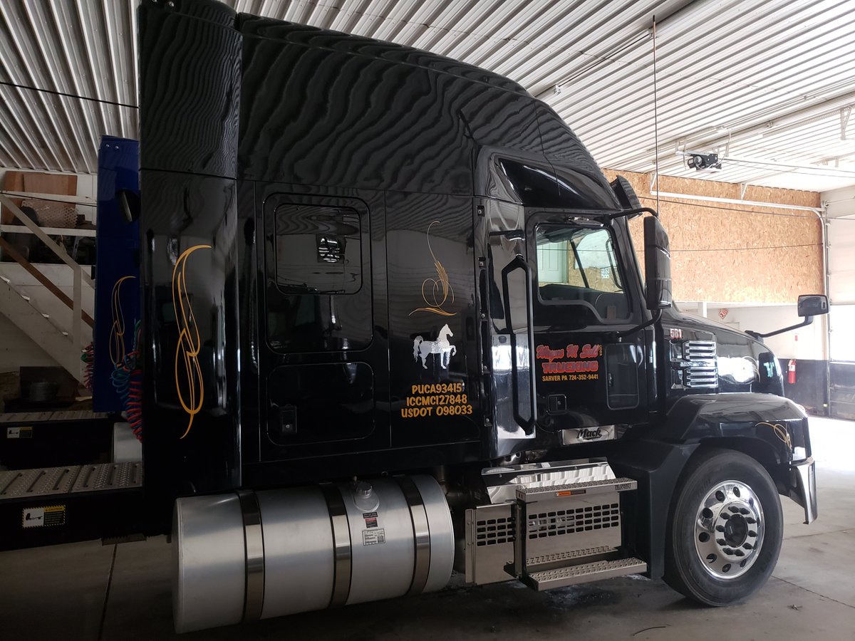 wwsellcorp's tweet photo. Got some new toys in the yard ready to go!!  @hellbenthagen @MackTrucks https://t.co/E224lklwEB