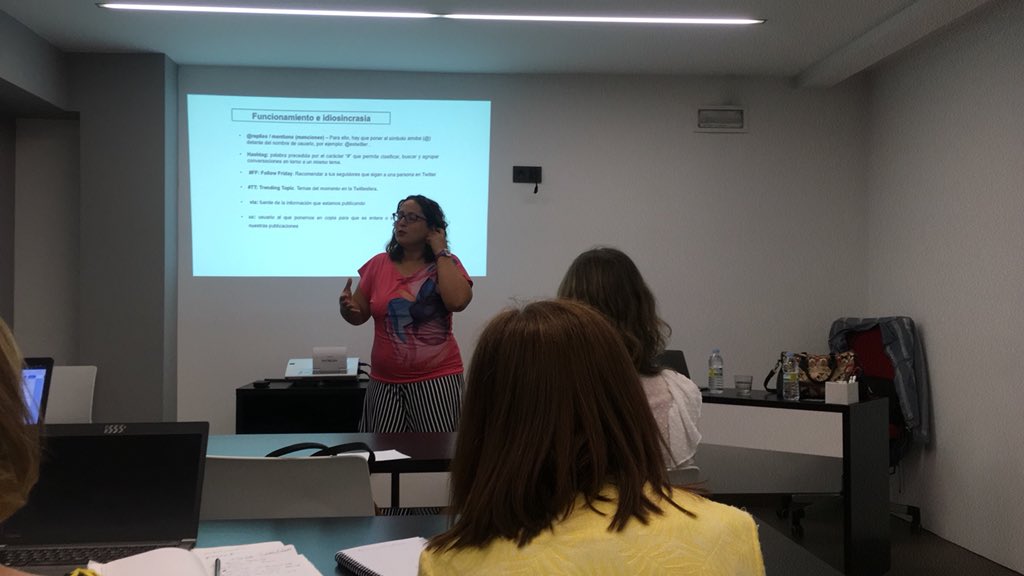 CarlaRUschinsky's tweet photo. Llevo tiempo en esta red y sin embargo tengo mucho que aprender y gracias a @ExecutivasG lo hacemos de la mano de una experta @lauramaria_vaz @monicapelaezp @Abraham_Audicon @VanesaDL_ https://t.co/kDOZ75DCWl